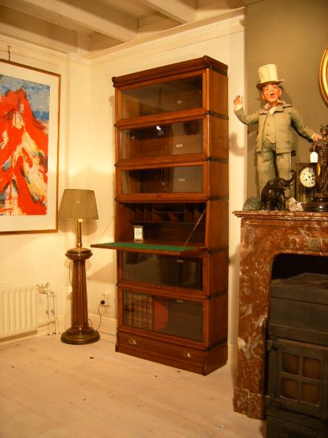 Eén stapel Globe Wernicke met secretaire deel 2