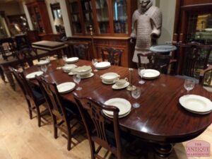 19e-eeuwse Engelse coulissentafel met bewerkte poten