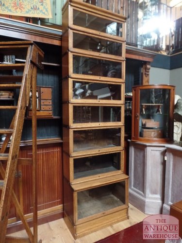 aanvulling van een hoge eiken globe Wernicke boekenkast