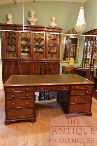 antiek bureau in eiken of mahoniehout