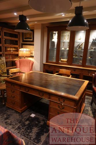 Antiek bureau in eiken of mahoniehout 2