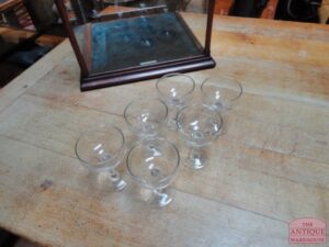 antiek champagneglazen en wijnglazen en cocktailglazen