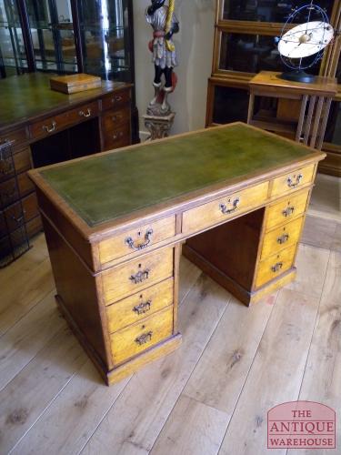 Antiek eiken bureau 3