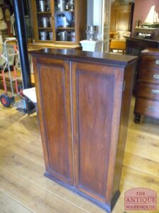 antiek "estate cupboard" kastje, sleutel kastje, makelaars kastje