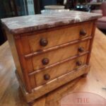 Antiek Frans miniatuur ladekastje 1