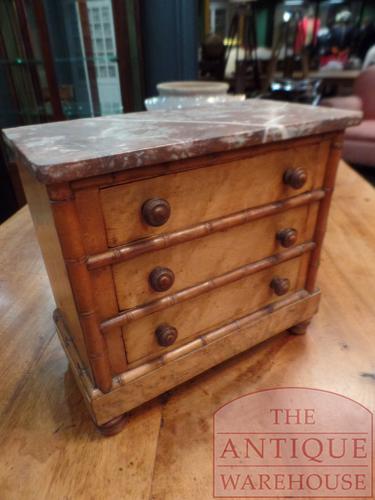 antiek Frans miniatuur ladekastje