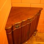 Antiek hoekkast met eiken orgelgebogen 1