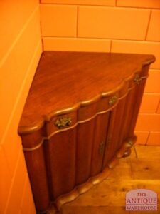 Antiek hoekkast met eiken orgelgebogen