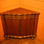 Antiek hoekkast met eiken orgelgebogen 3