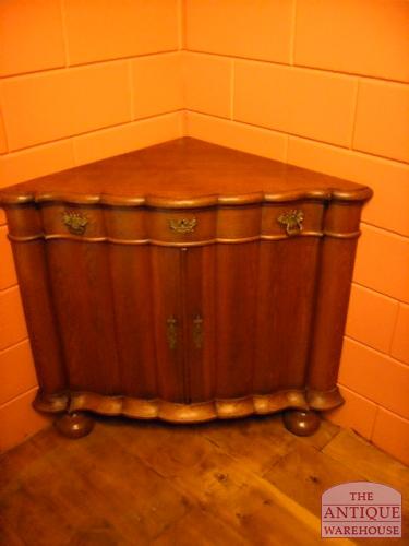 Antiek hoekkast met eiken orgelgebogen 3