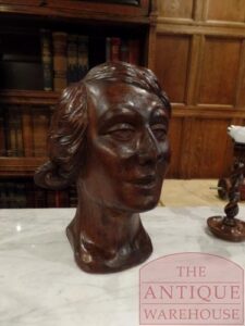 antiek hout gestoken beeld