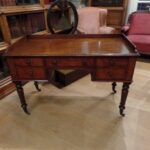 Antiek mahonie schrijftafeltje circa 1850 met opstaande rand 1