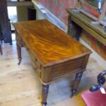 Antiek mahonie schrijftafeltje van Edwards & Roberts, Londen 2