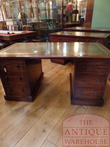 antiek mahoniehouten bureau gemaakt door meubelmaker  W.Priest afmeting 152 cm breed en 64 cm diep