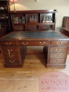 antiek mahoniehouten bureau met groenleer 153 cm breed en en 90 cm