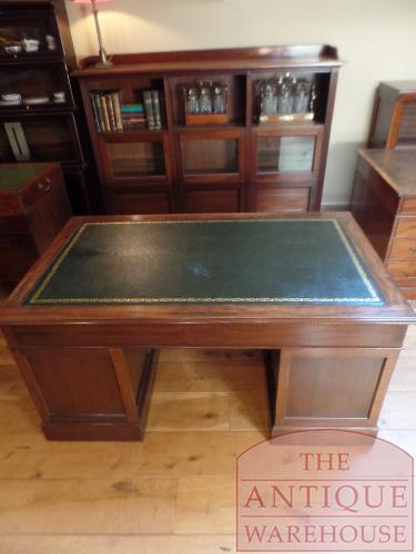 Antiek mahoniehouten bureau met groen leer 3
