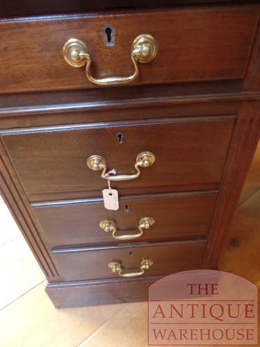 Antiek mahoniehouten bureau met groen leer 4