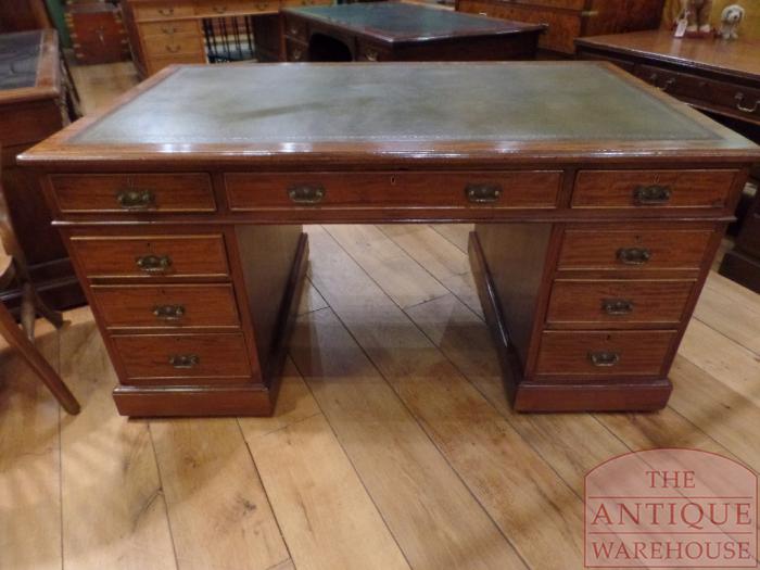 antiek mahoniehouten Engels bureau, Wunderschöner englischer antiker Schreibtisch, restauriert zwischen 1900 und 1920, mit Panelen rundherum, Größe 159 cm breit und 76 cm tief