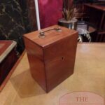 antiek mahoniehouten kistje met paar kristallen karaffen 1