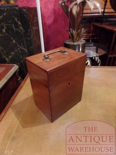 antiek mahoniehouten kistje met paar kristallen karaffen