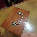 antiek mahoniehouten kistje met paar kristallen karaffen 2