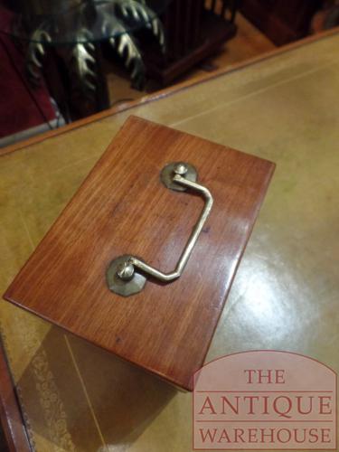 antiek mahoniehouten kistje met paar kristallen karaffen 2