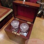 antiek mahoniehouten kistje met paar kristallen karaffen 3