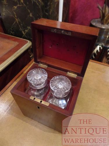 antiek mahoniehouten kistje met paar kristallen karaffen 3