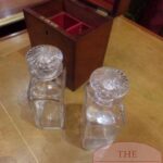 antiek mahoniehouten kistje met paar kristallen karaffen 4