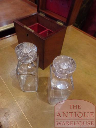 antiek mahoniehouten kistje met paar kristallen karaffen 4