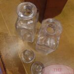 antiek mahoniehouten kistje met paar kristallen karaffen 5