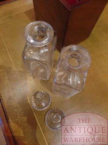 antiek mahoniehouten kistje met paar kristallen karaffen 5