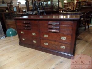 antiek mahoniehouten ladekast uit drukkerij