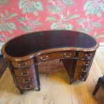 Antiek niervormig bureau 1