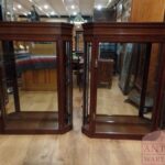 Antiek paar Engelse vitrine’s die met beugel opgehangen kan worden 1