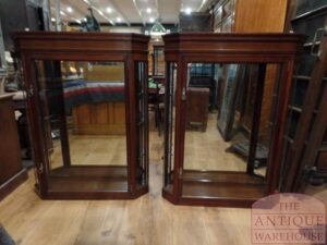 Antiek paar Engelse vitrine's die met beugel opgehangen kan worden