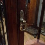 Antiek paar Engelse vitrine’s die met beugel opgehangen kan worden 2