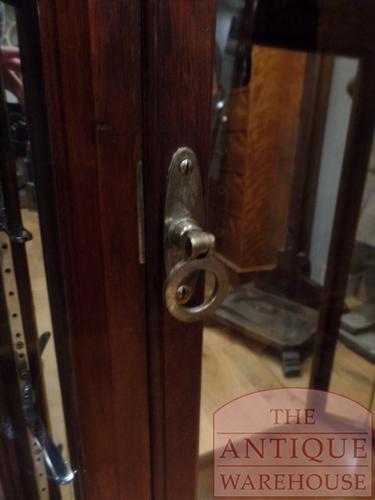 Antiek paar Engelse vitrine’s die met beugel opgehangen kan worden 2