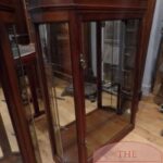 Antiek paar Engelse vitrine’s die met beugel opgehangen kan worden 3