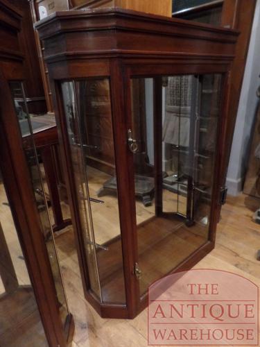 Antiek paar Engelse vitrine’s die met beugel opgehangen kan worden 3