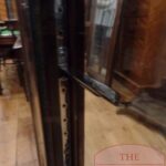 Antiek paar Engelse vitrine’s die met beugel opgehangen kan worden 4