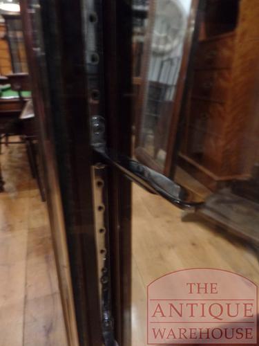 Antiek paar Engelse vitrine’s die met beugel opgehangen kan worden 4