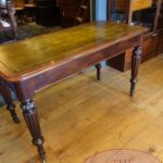 Antiek Victoriaans schrijftafeltje, leestafel, klein bureautje 3