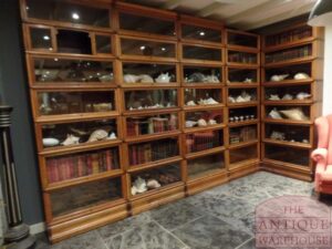 Antieke bibliotheek van Globe Wernicke met hoekelementen