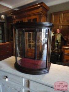 antieke bow fronted vitrinekastje, VERKOCHT