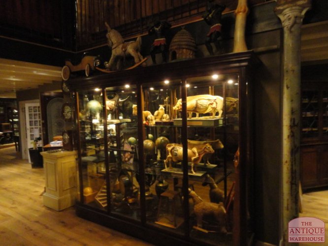 Antieke brede vitrine met gebogen glas