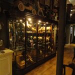 Antieke brede vitrine met gebogen glas 2