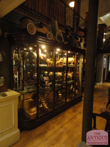 Antieke brede vitrine met gebogen glas 2