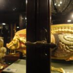 Antieke brede vitrine met gebogen glas 3