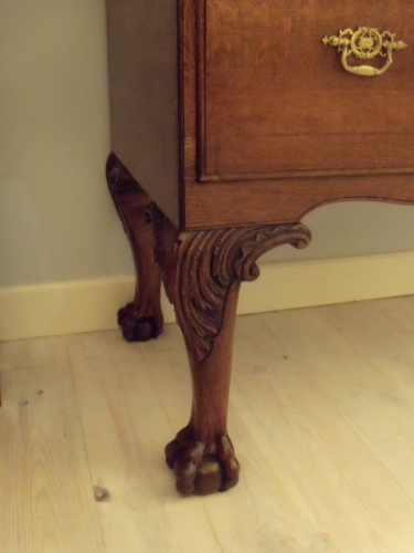 Antieke dresser van eikenhout met snijwerk in de poot en met lade voor flessen